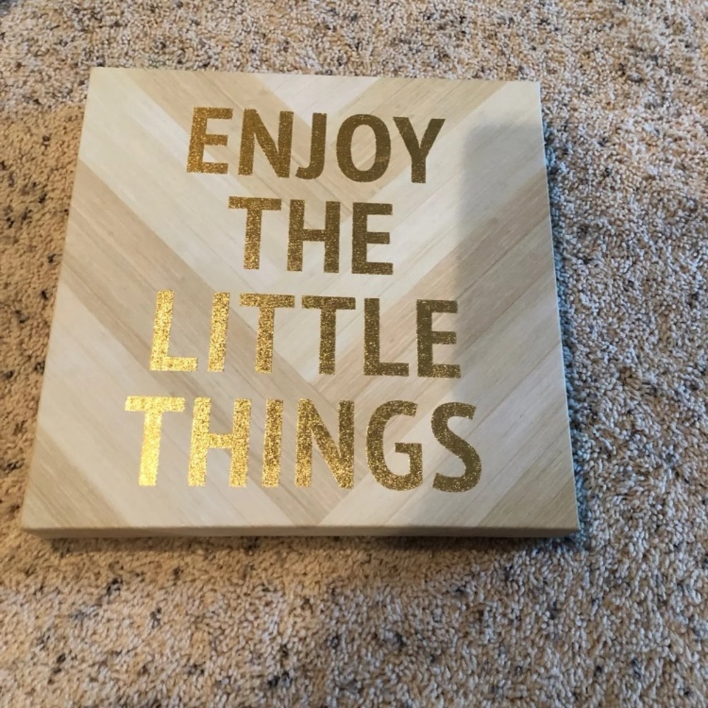 Enjoy the little things sign.